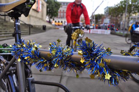 A bicycle decorated with some Christmas bling